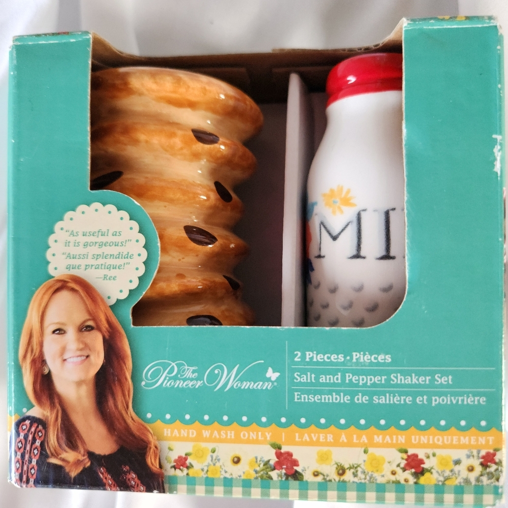 Rare Pioneer Woman Salt & Pepper Shakers Cookies & Milk